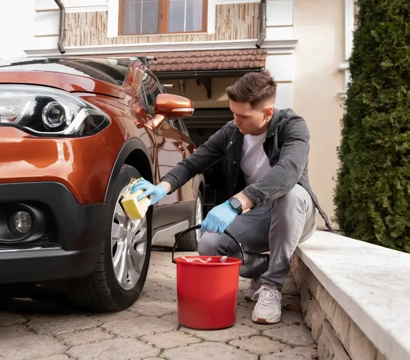 Lavage auto à domicile Lama : professionnel intervenant sur un véhicule